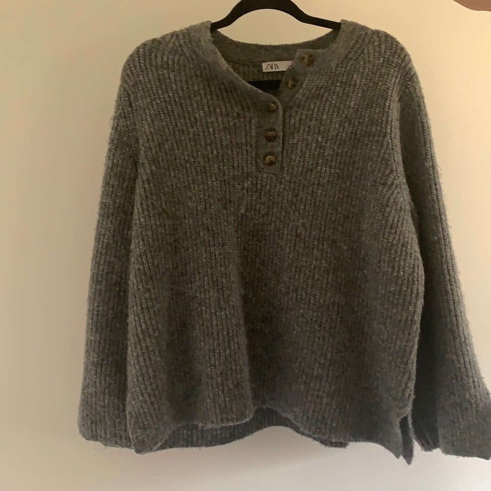 size small Zara sweater